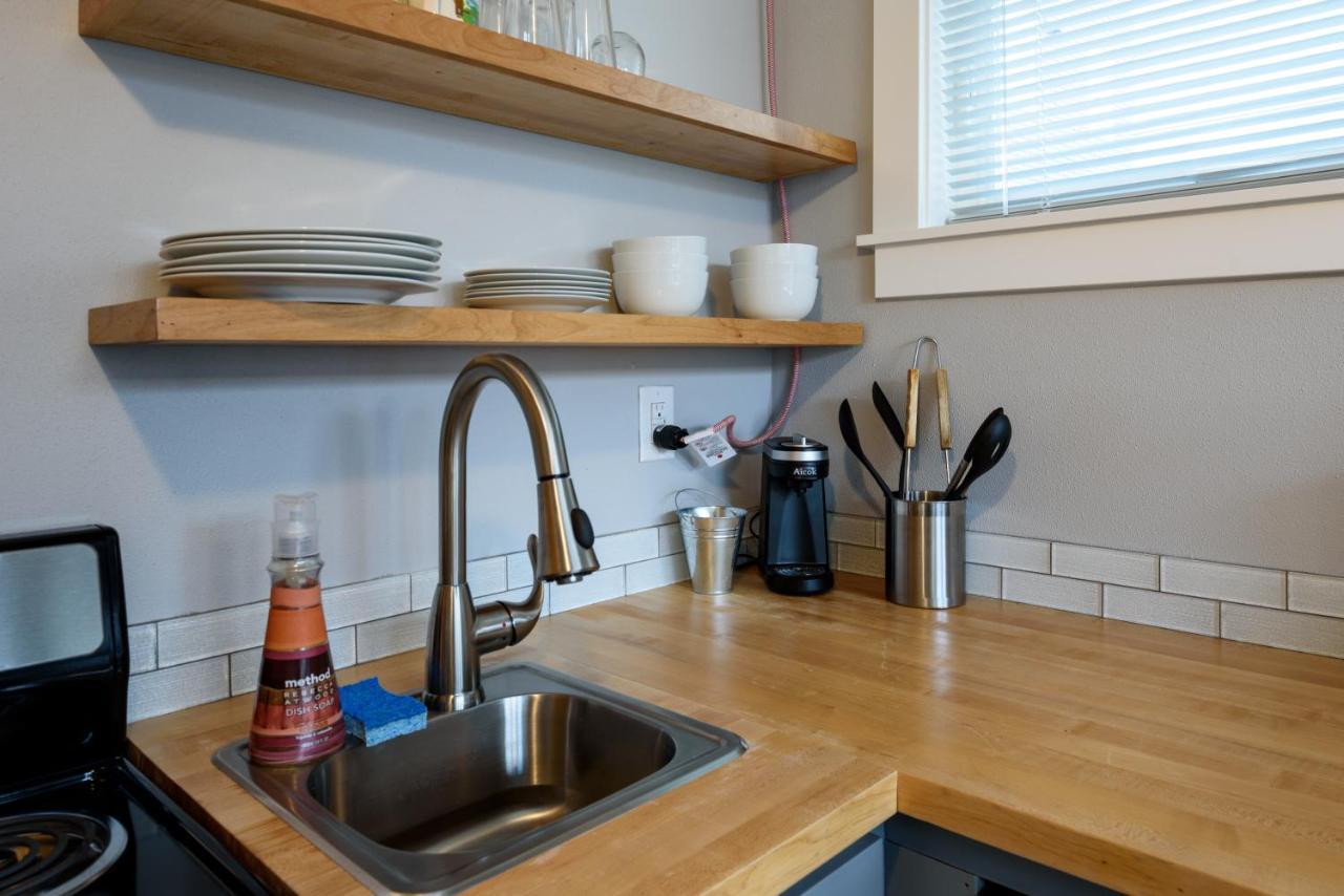 Kabino's Tiny House: Cozy Loft in Green Lake Seattle Exterior photo
